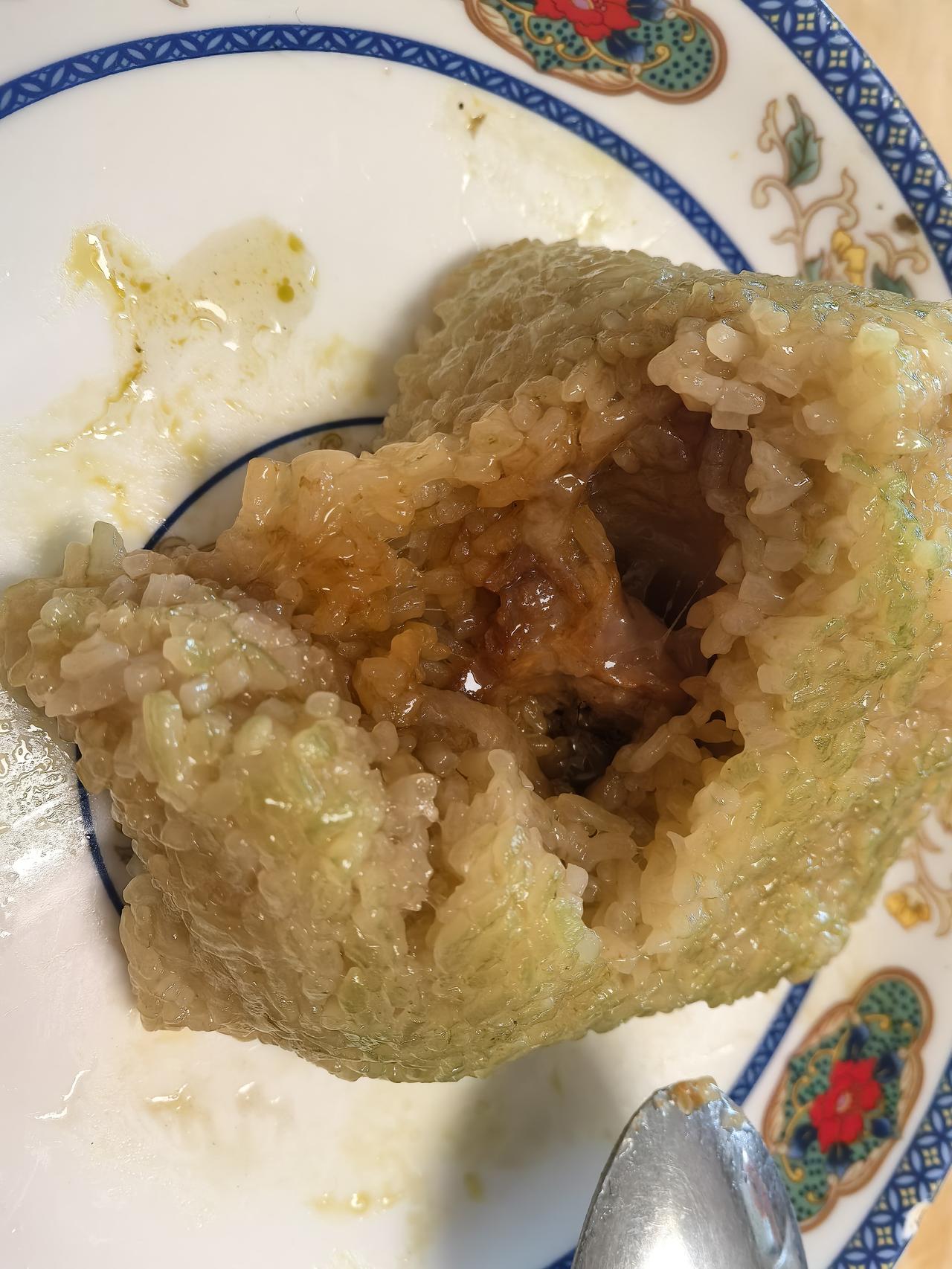 昨日午后，端午佳节将至，小儿子的妈妈早早就通过快递给我寄来了20个海南定安肉粽。