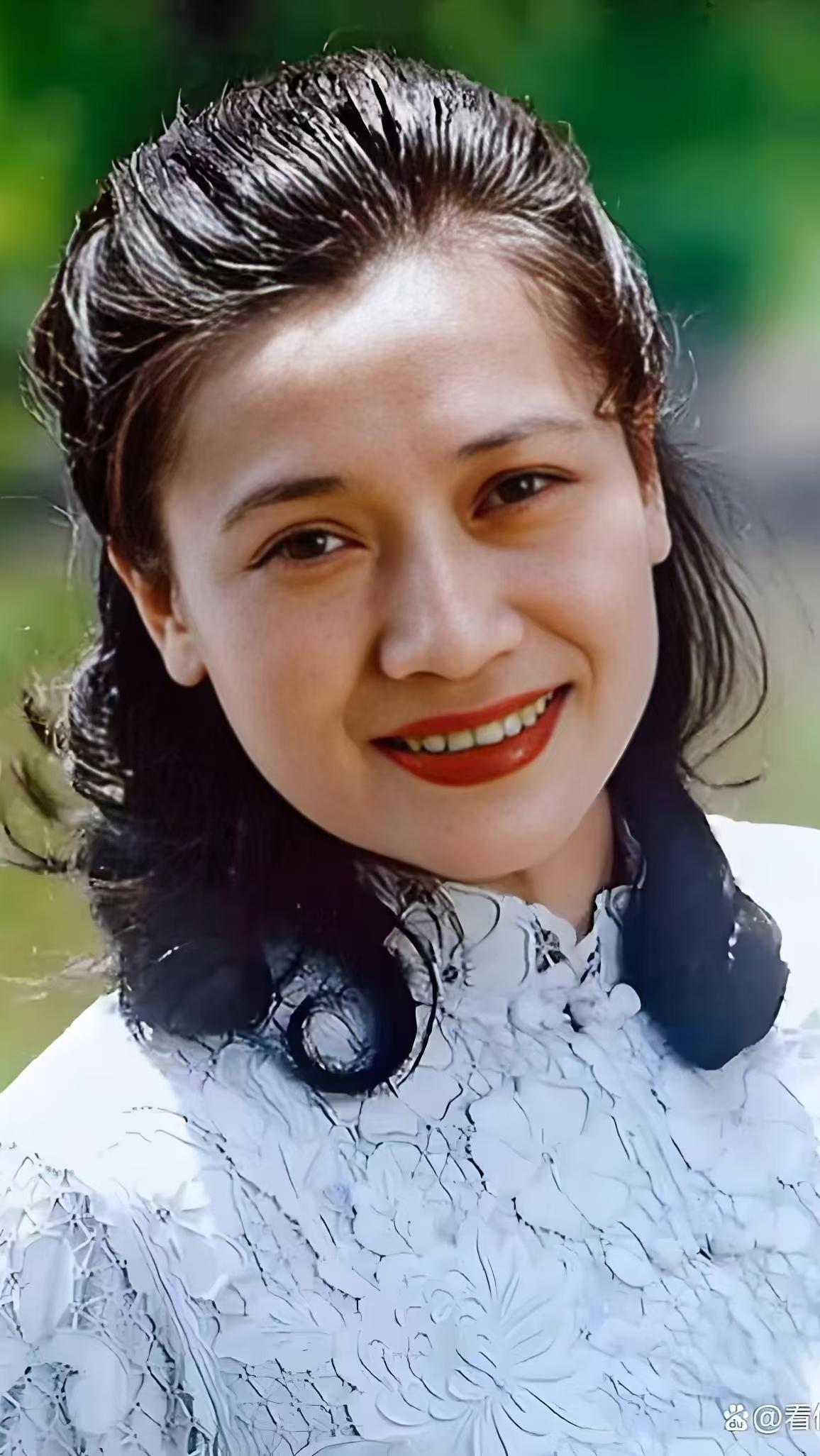 朱逢博，1937年生于山东济南，著名女高音歌唱表演艺术家，国家一级演员。原本攻读