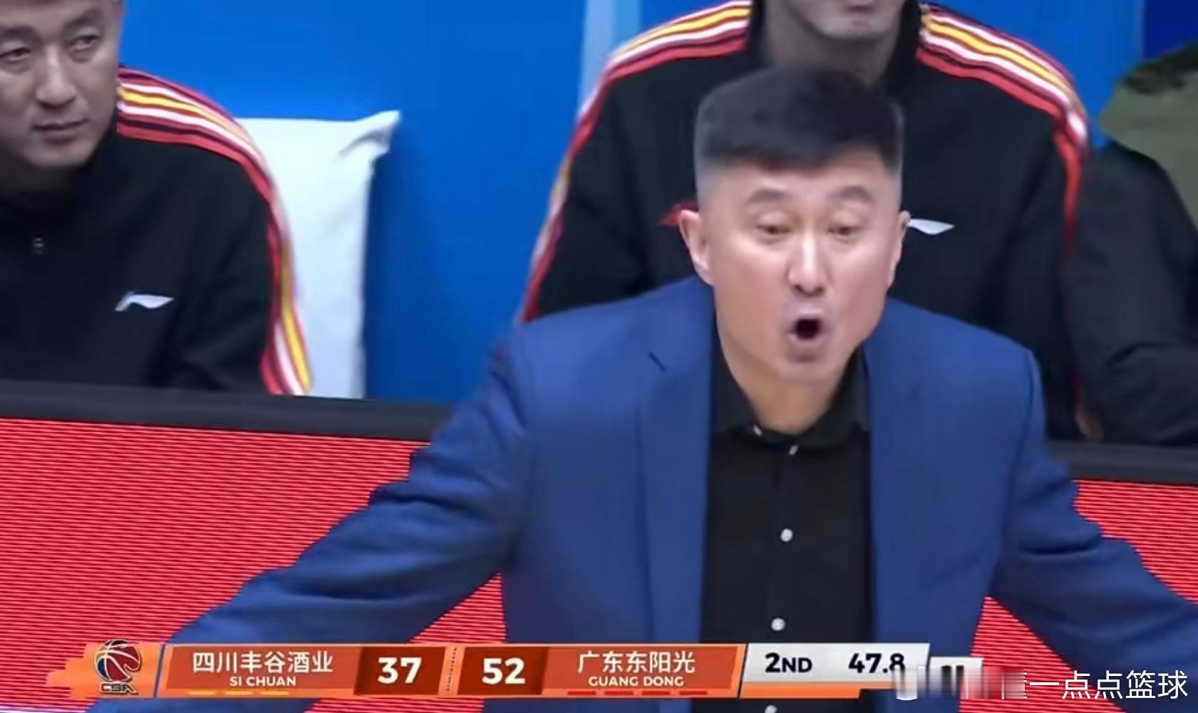 第二节徐杰下场休息后，广东男篮一度被四川队追到了2分的差距，杜锋指导及时喊出暂停