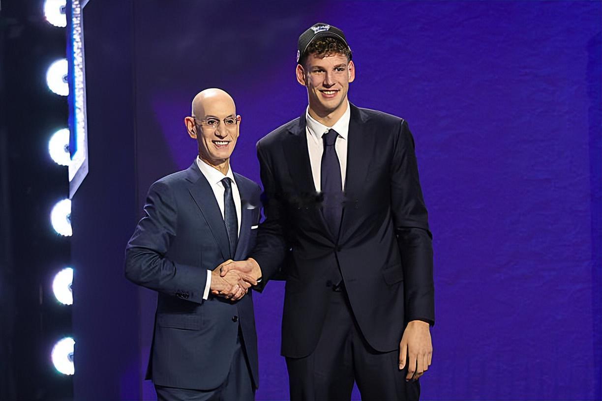 在今年的NBA选秀大会中，夏洛特黄蜂用手里的首轮第14号签选中了来自华盛顿大学的