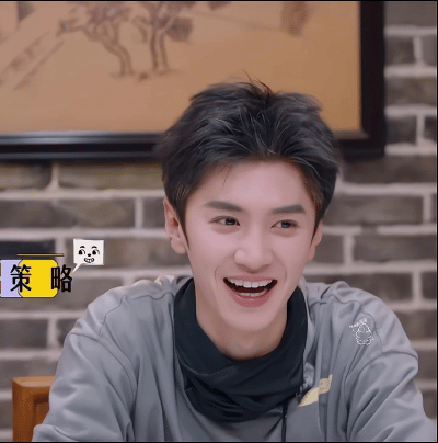 陈哲远丨陈哲远 丨陈哲远英寡那日的天空格外的与众不同，因为是和你一起欣赏的