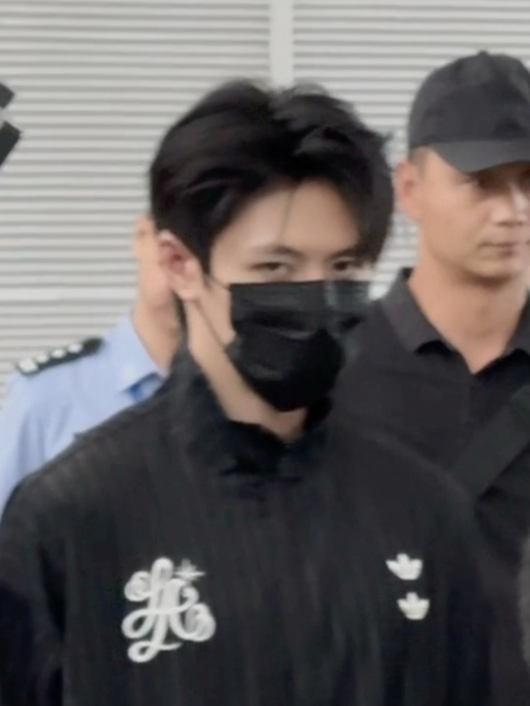 下三白警告 