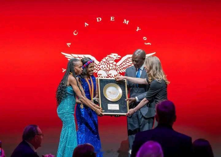 肯尼亚长跑精英 Faith Kipyegon 吉普耶根和 Beatrice Ch