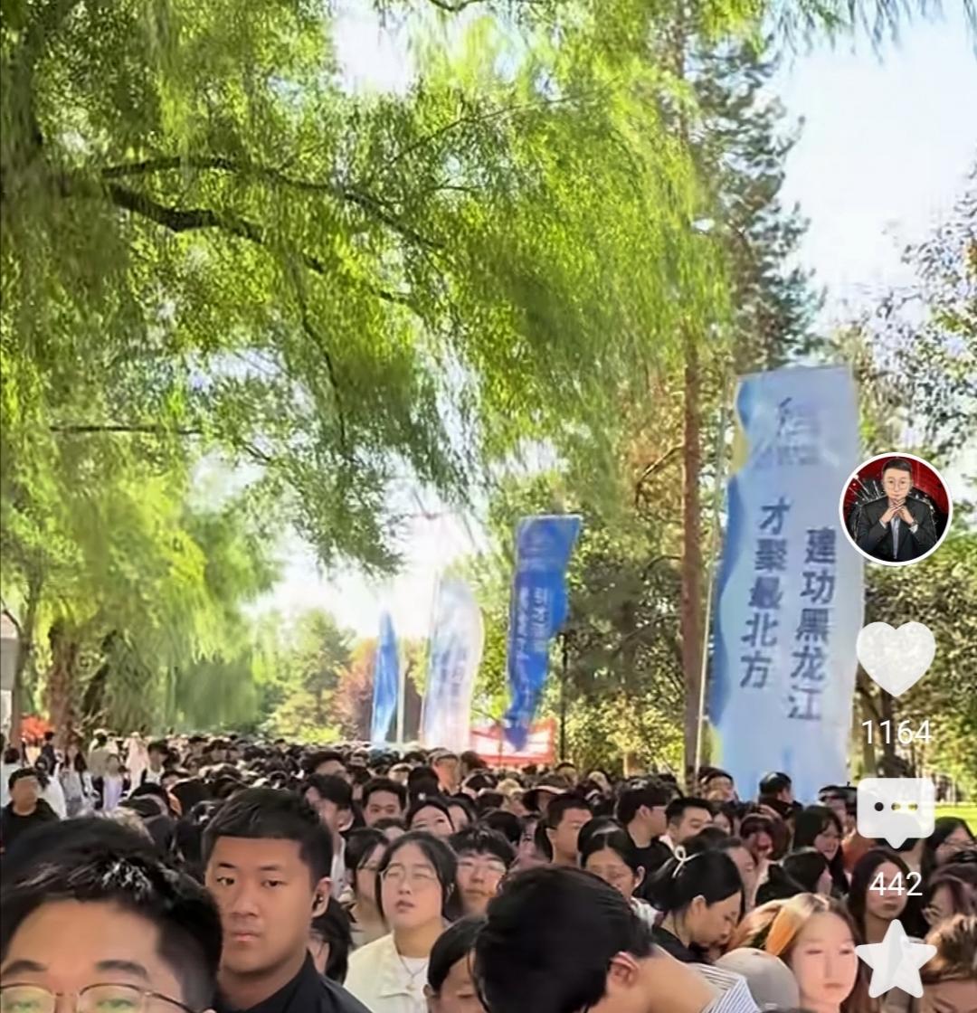 以前是考不上大学是常态
现在是考上大学是常态
以前是大学毕业包分配
现在是大学毕
