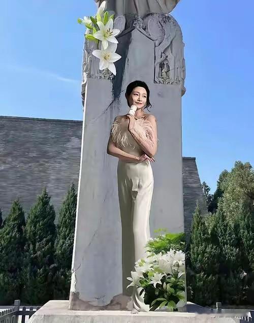 这就是具俊泽给大s设计的墓碑雕像么？一点都不像大s，把大s的清纯特点都没体现出来