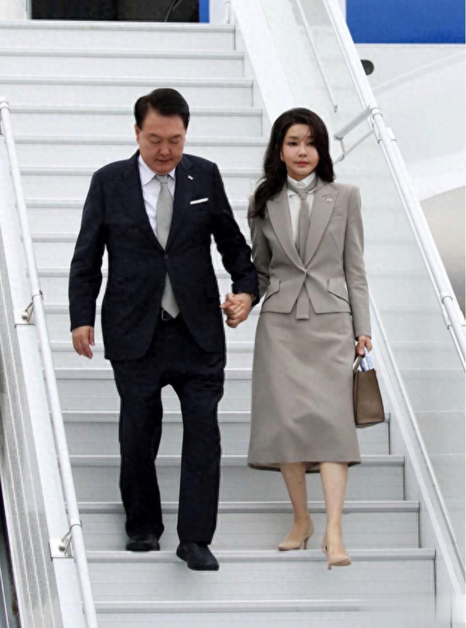 因为韩国第一夫人美貌、气质和衣品都在线，再加上外交的能力非常不错，所以韩国总统尹