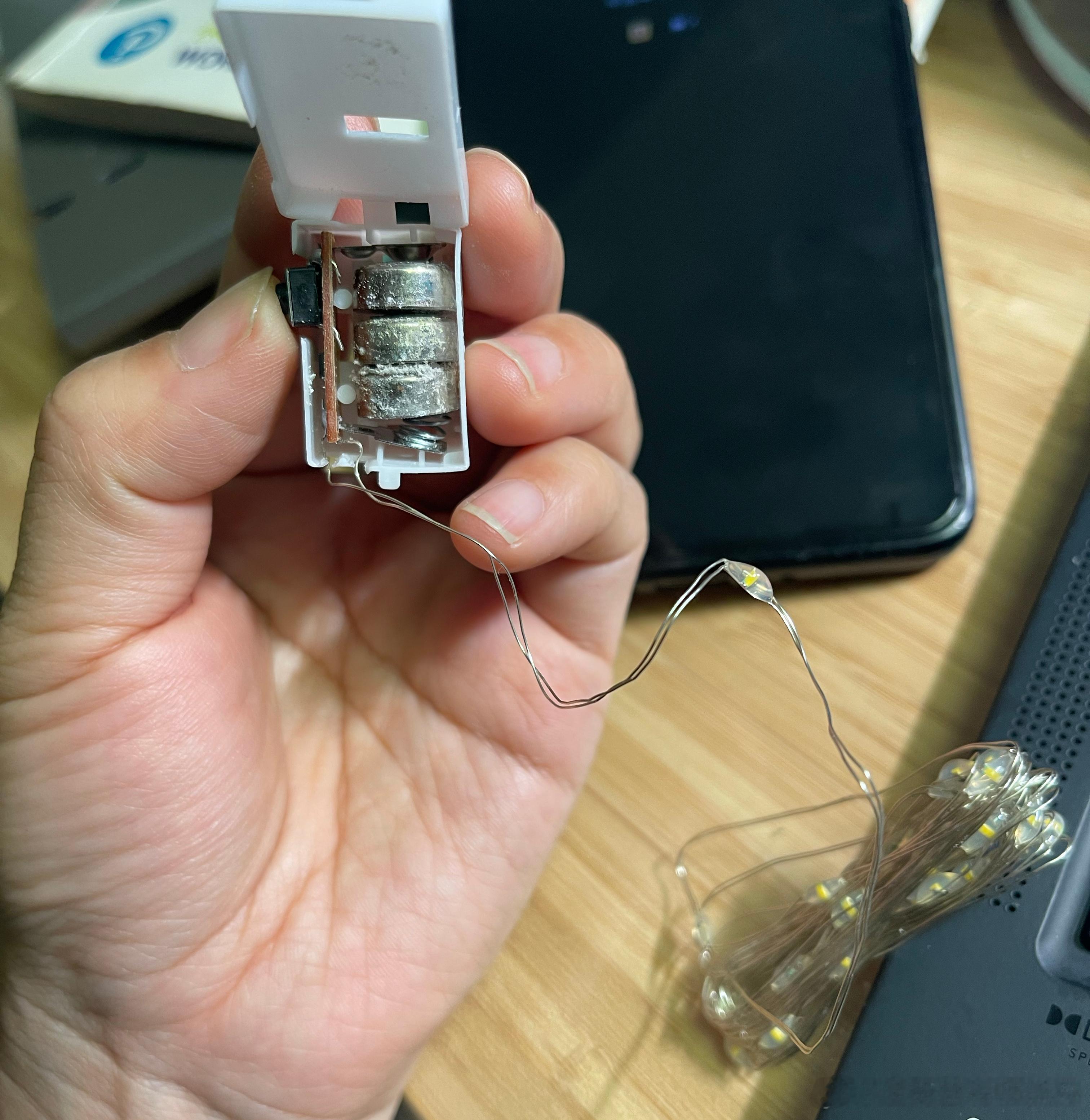 我买了一个气球装饰品，里面带了两个小灯。然而吹气球时候孩子发现灯不亮，我找商家协