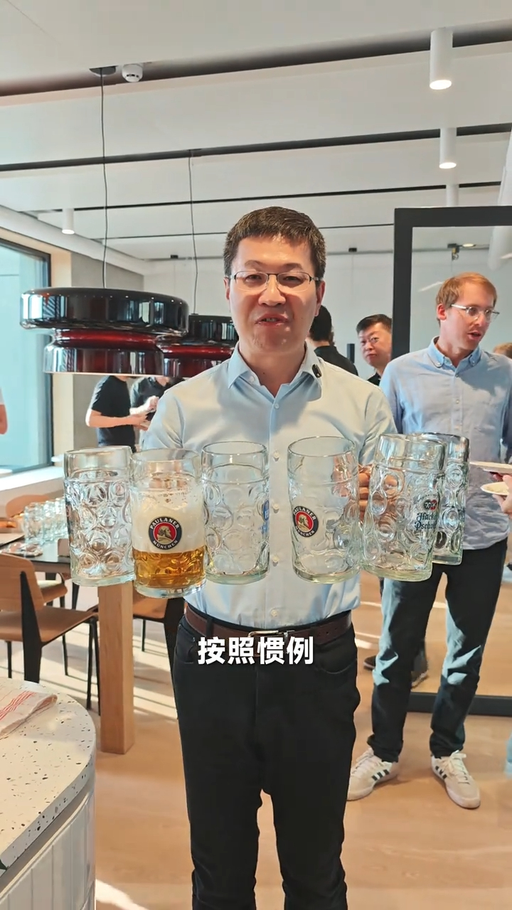 批评卢总，拿着空杯子让米粉先喝[doge] ​​​