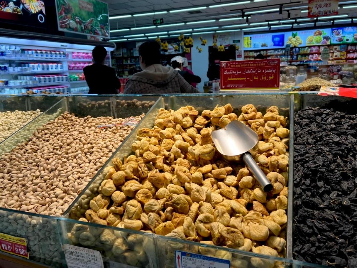 一大早出去买新疆特产，发现这边很多店上午10点才开门，街上卖水果的摊贩都还没出摊