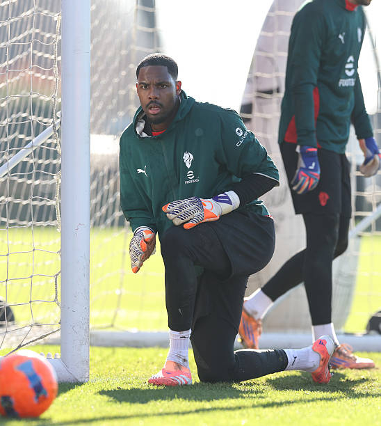 【米兰体育总监塔雷】 🎙️“关于迈尼昂🇫🇷的续约，据说他要价800万欧元年