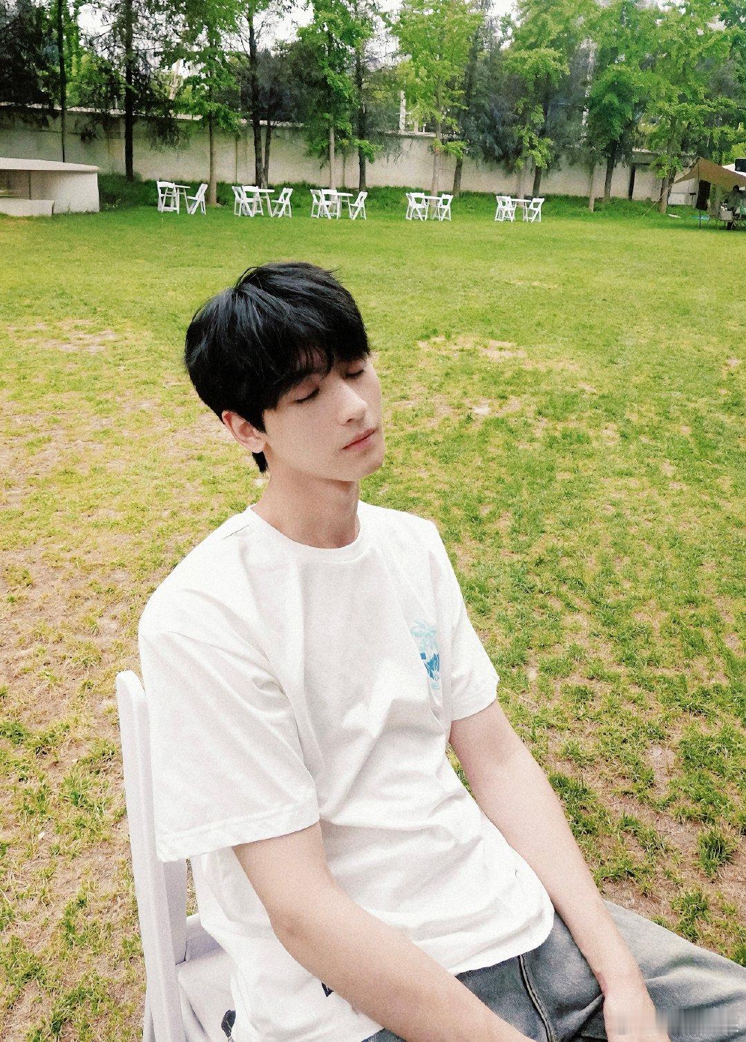 巧了黄俊捷也穿了白色入境[举手]营业状态真好，夏日穿搭好清爽，这就是男大吧[哇]