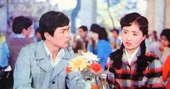 1982年，刘晓庆到南京演出时，遇到了在当地拍戏的迟志强，晚上喝了几杯酒后，刘晓