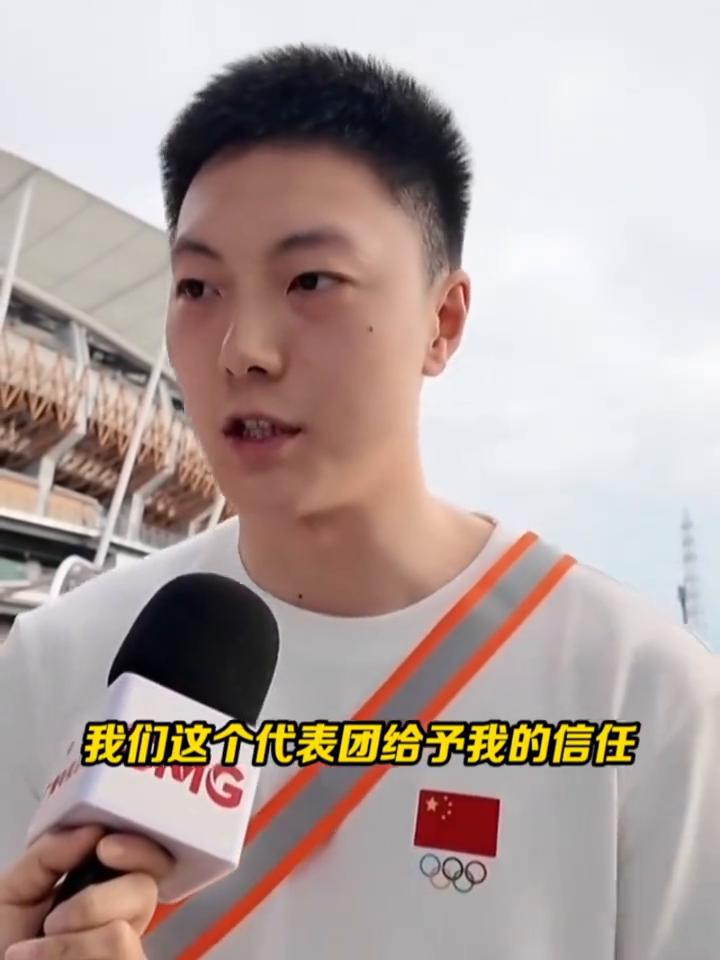 胡明轩回应担任亚运会旗手。
首先也是非常荣幸，很幸运能当这次中国代表团的旗手。对