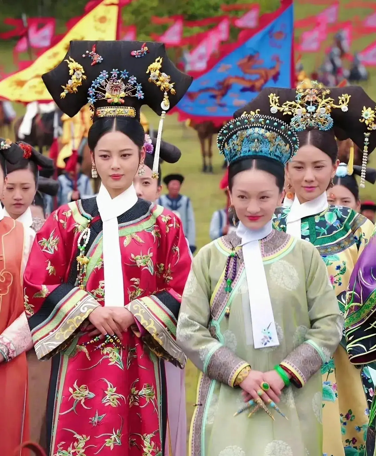 如懿和嘉贵妃同框真的太惨烈了，嘉贵妃明艳动人，如懿像个老太妃，穿的死气沉沉。 