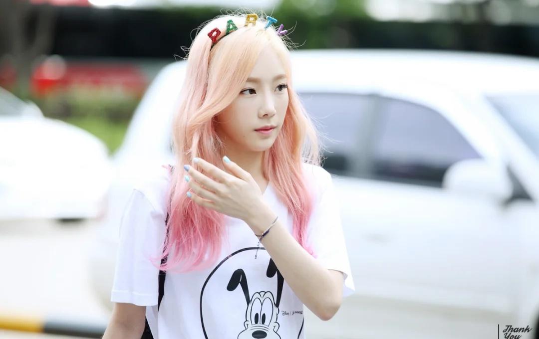 此发色也是无敌了
金泰妍  女爱豆  Kpop  发色分享  粉发  饭拍