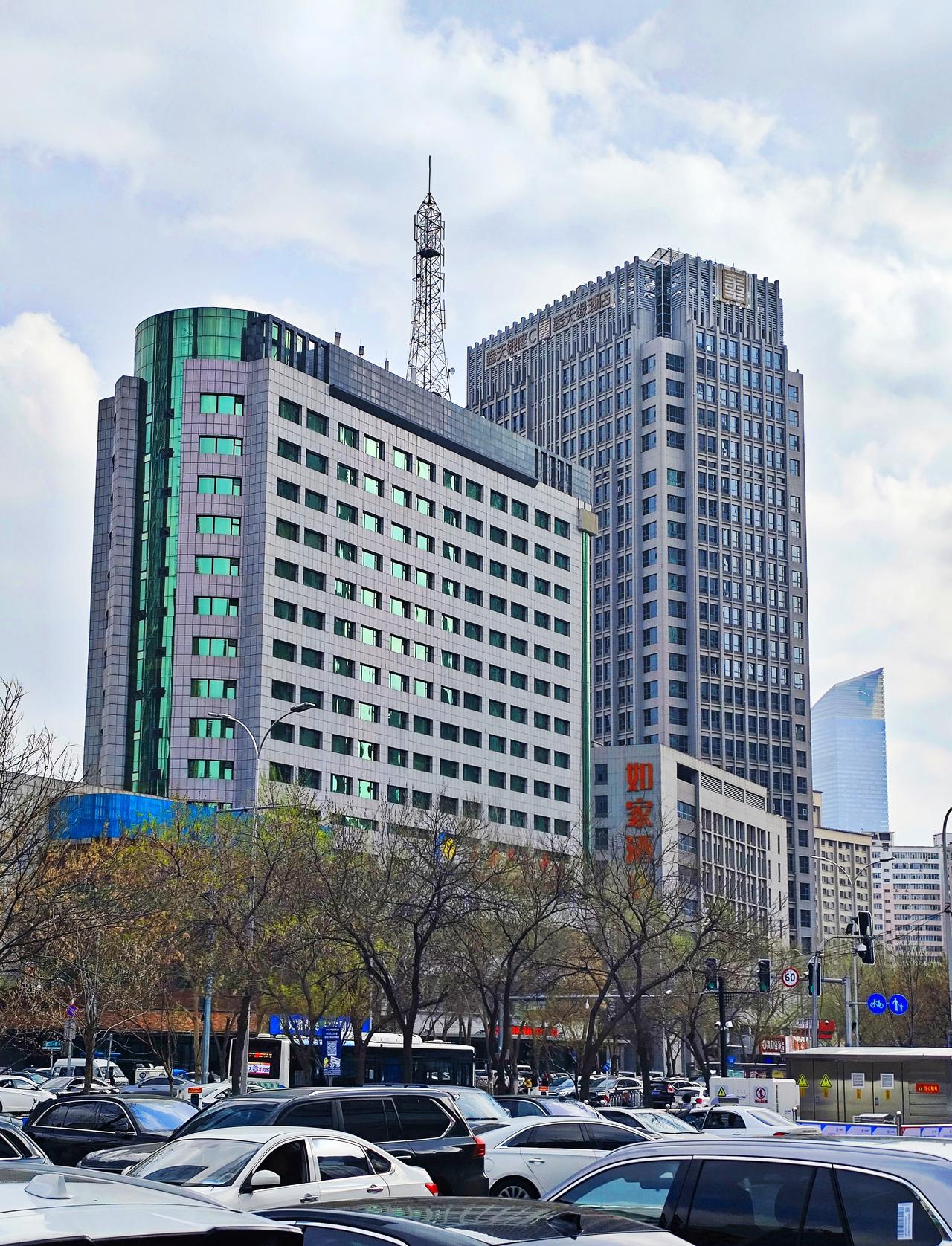 惠工街街景一观
    位于沈阳沈河区的惠工街，历史悠久，是商贸金融集聚地，高楼