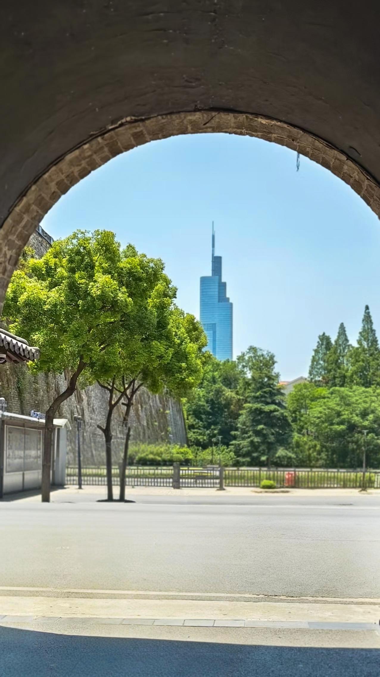 你们都喜欢在玄武湖东岸，隔湖拍紫峰，时间长了也会审美疲劳的。猜猜俺这几组以民国老