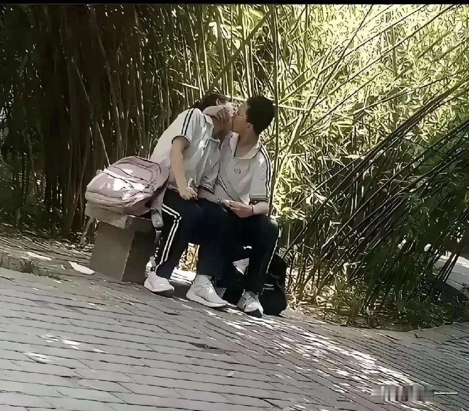 “没眼看啊”[尬笑]？这是发生在公园里的一件事。两个中学生背着大书包，在公园的长