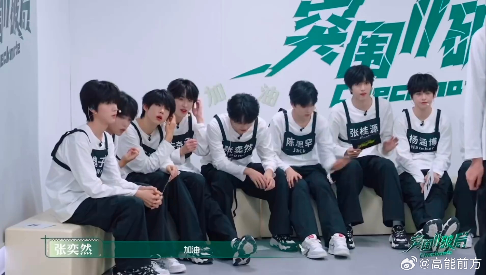 王橹杰进步好大谁能想到第一个上场还能这么稳，换别人早被开场压力打乱节奏，王橹杰唱