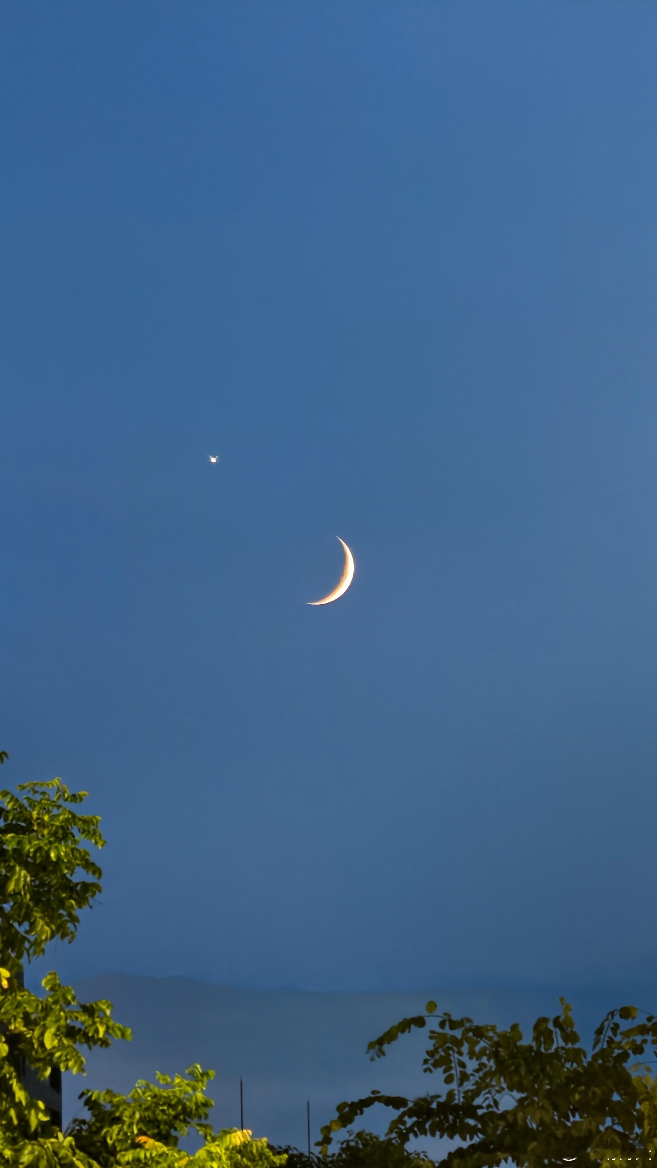 同一场弯月，两种天色。黄昏遇见它，深夜再遇它，星星相伴，月色安然。蜗的摄影日记夜