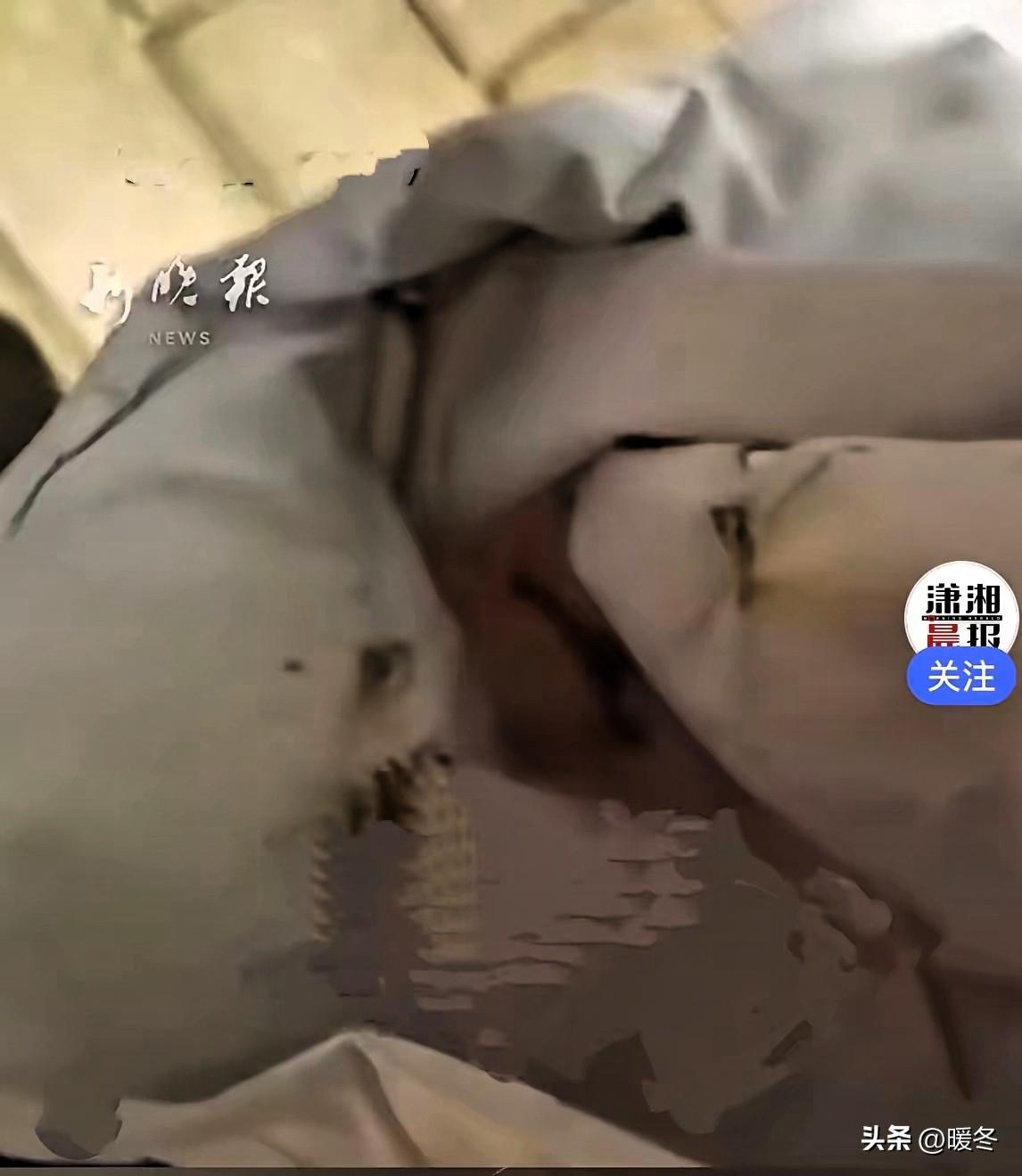 北京小区长椅上，女子坐着休息，陌生男子折返回来，悄悄把三根燃着的烟头塞进她帽子里