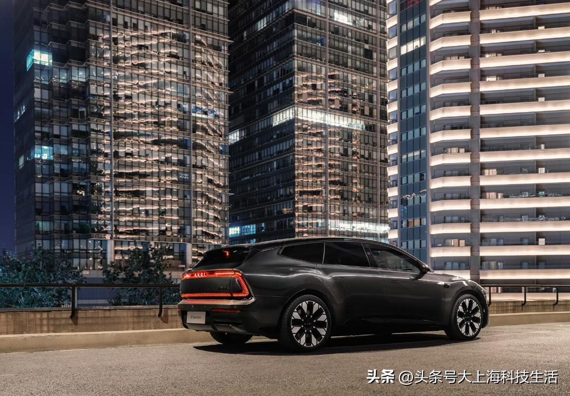 豁，奥迪E5 Sportback得2025微博年度车了！

这是一款并不“传统四