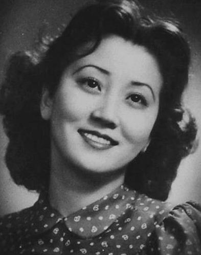 2012年，蒋英在北京逝世，葬礼十分隆重，她的遗体上覆盖着鲜红的党旗，可是，却有