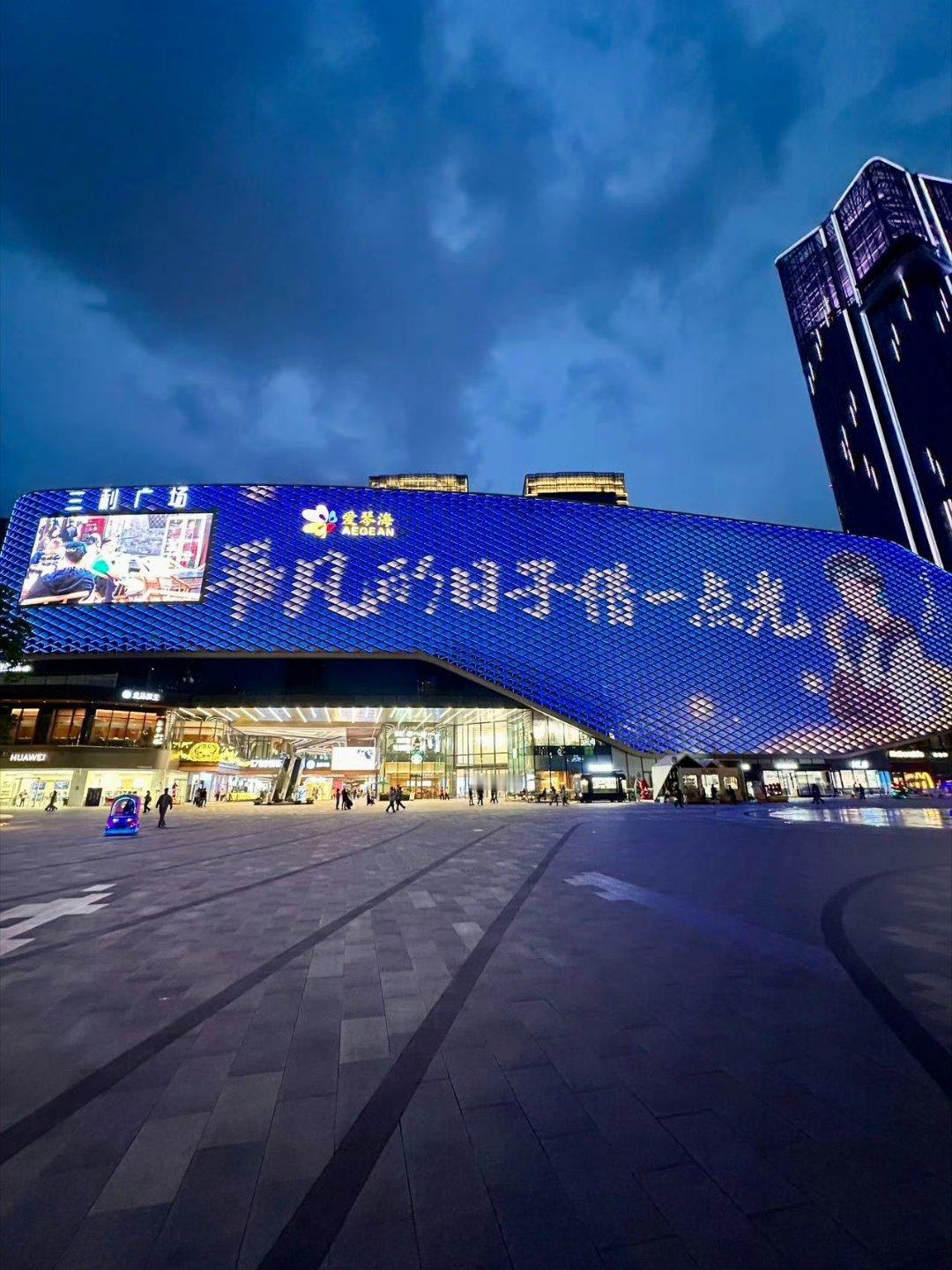 听刘宇宁的歌打卡大美中国 追光的人终会成为光，平凡的人也能照亮世界。刘宇宁南京站