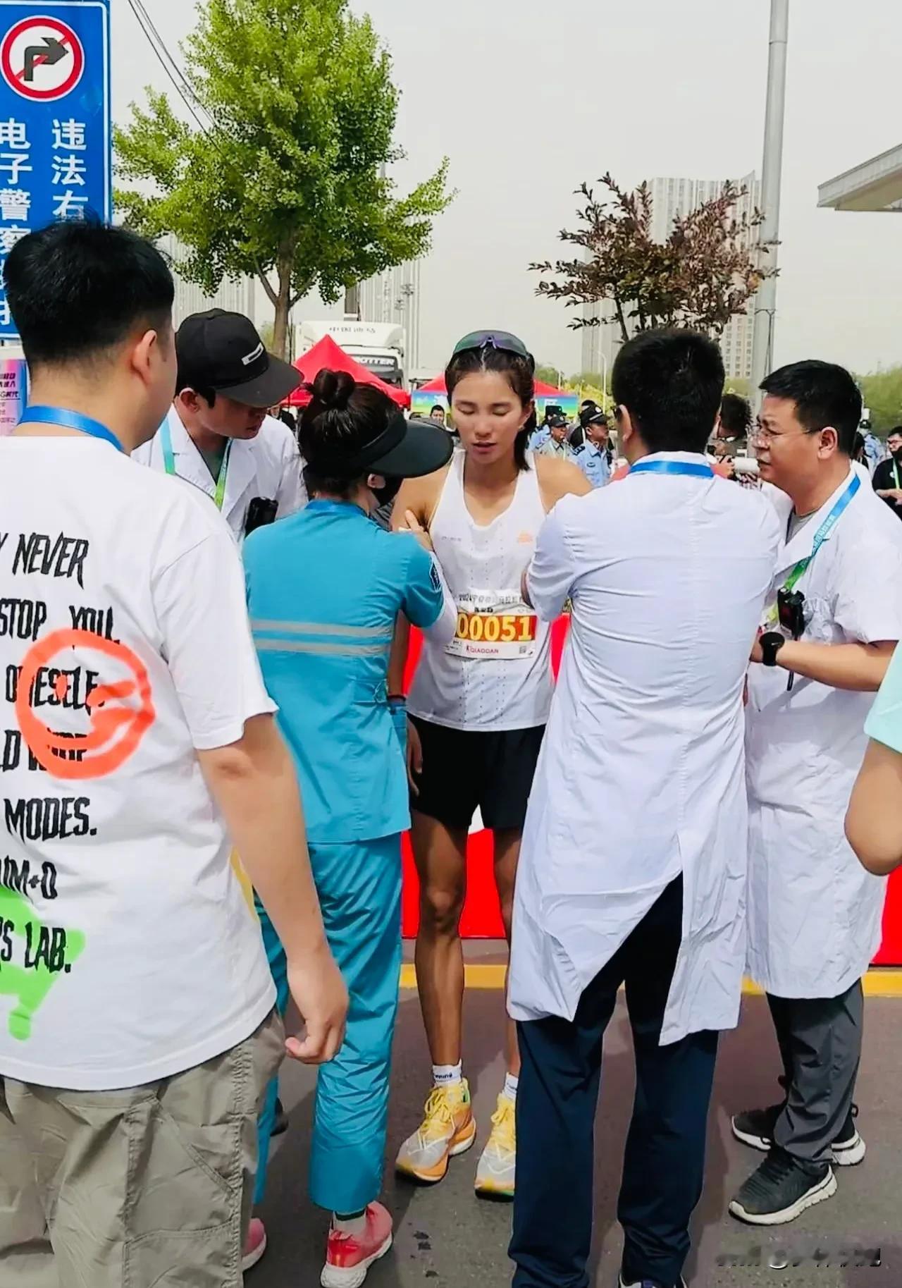 A00051号选手焦安静以2小时49分46秒拿到今日银川马拉松女子全程组第三名，