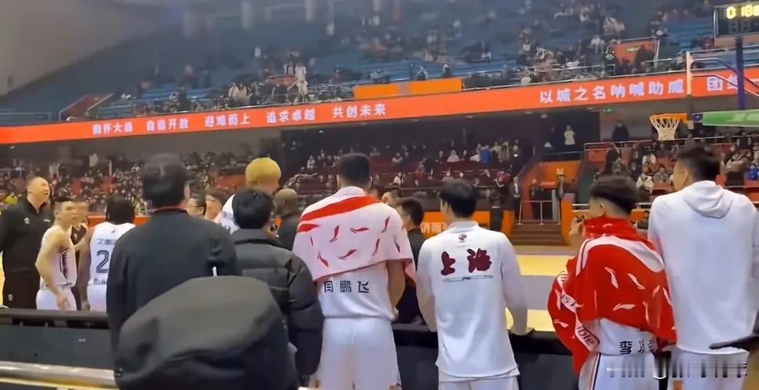 王哲林用跳舞回应球迷谩骂，这不只是能力差篮球水平差，智商也不高！我就想看看是你王