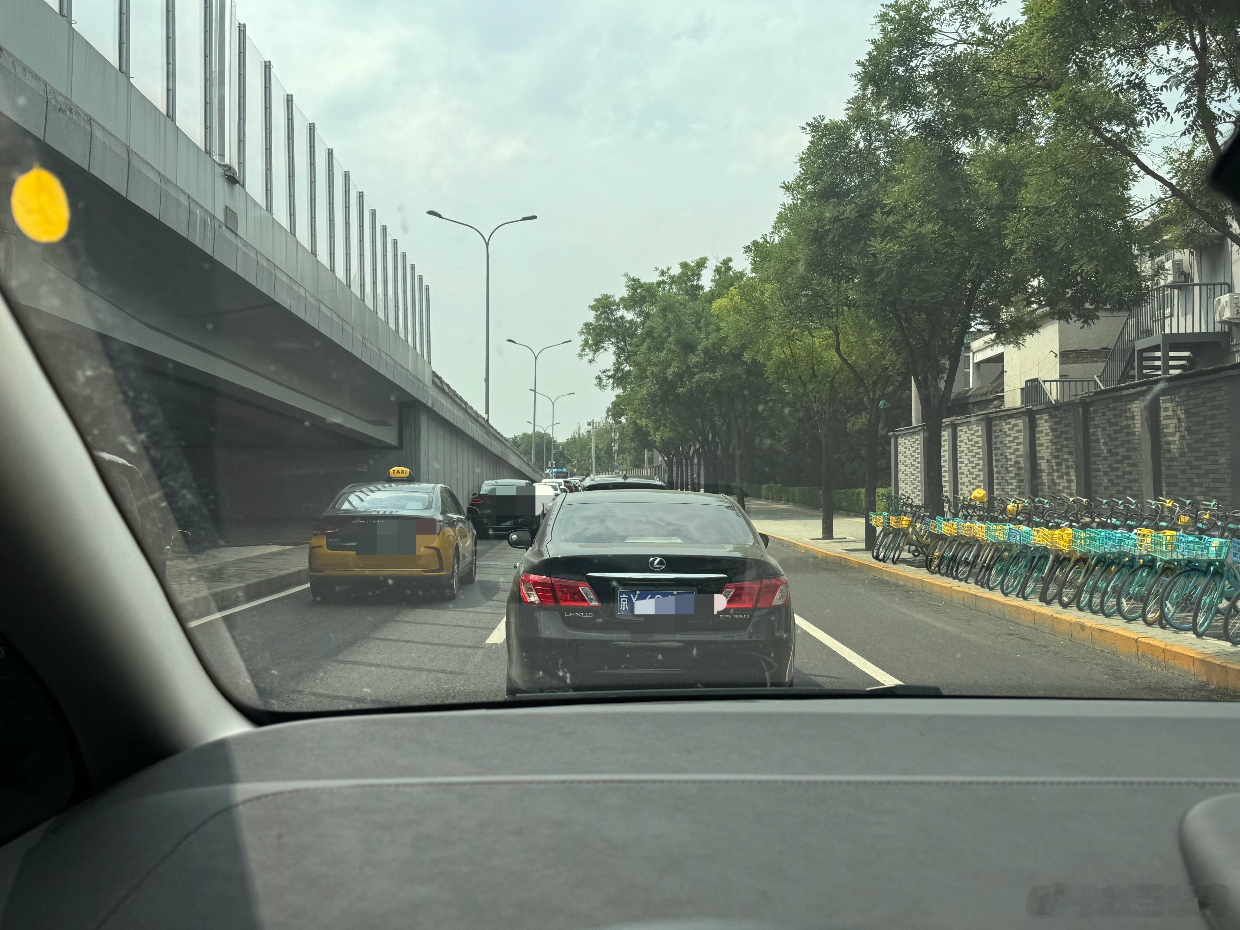 我原本以为 在武汉开车 随意变道 加塞很严重没想到在北京 开了四五公里被加塞了五