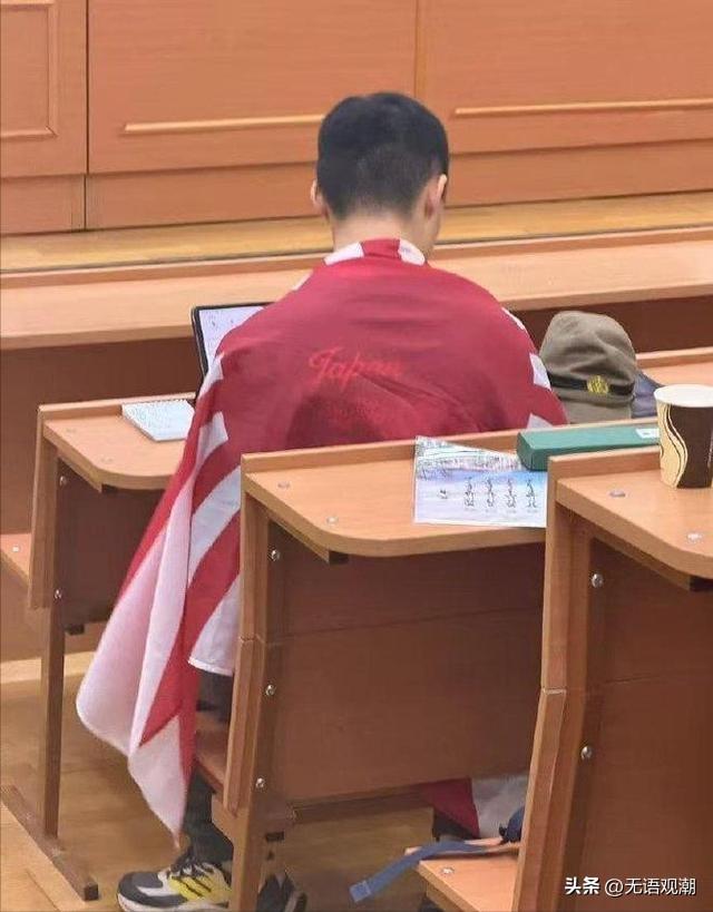 【南京籍留俄历史生身披旭日旗上课！一句道歉，就能抹平民族伤痛？】
 
南京，承载