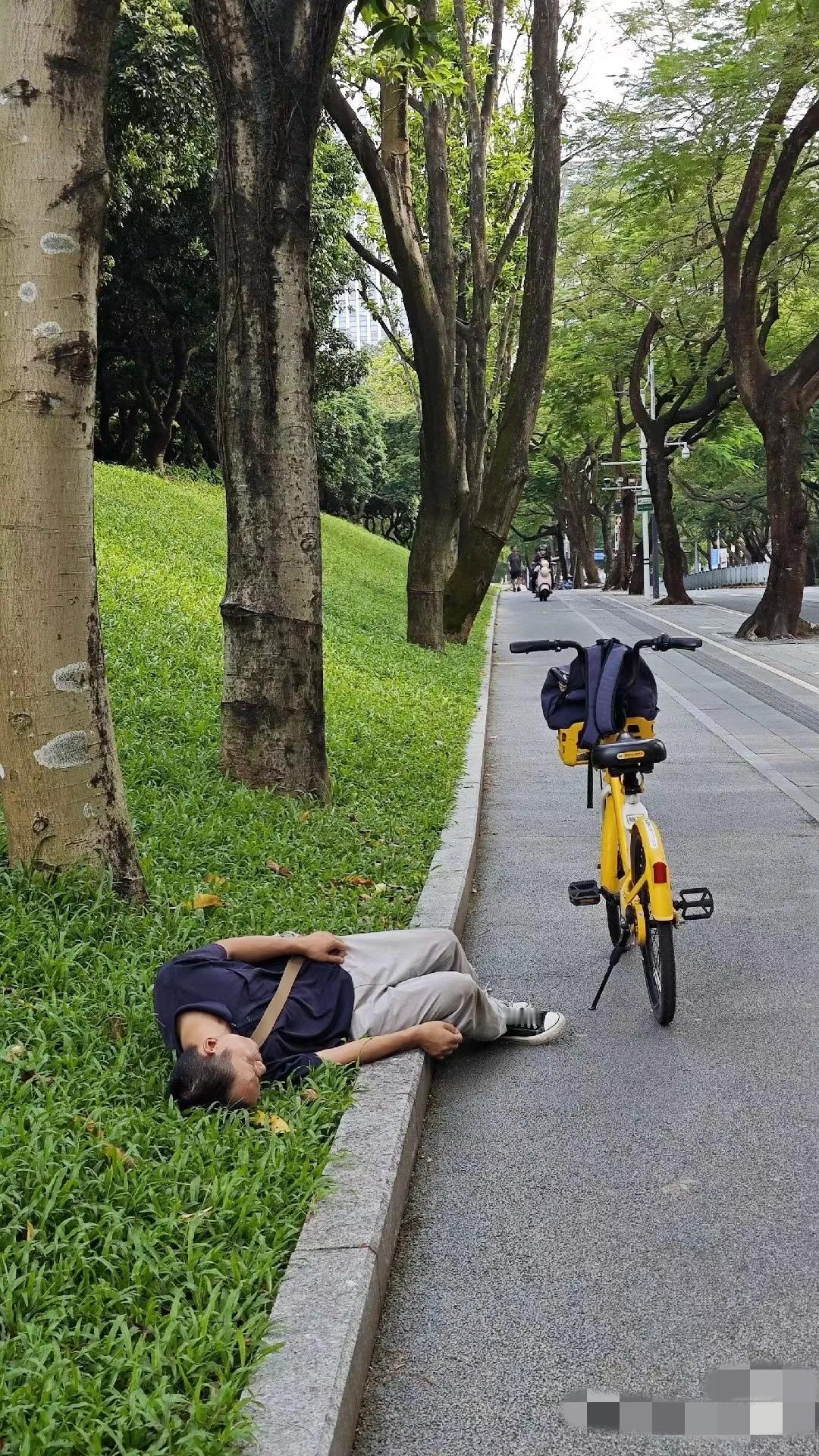 深圳新型骗局——请不要扶，不要扶，不要扶！
我大深圳又开始飙演技了！你以为是行为