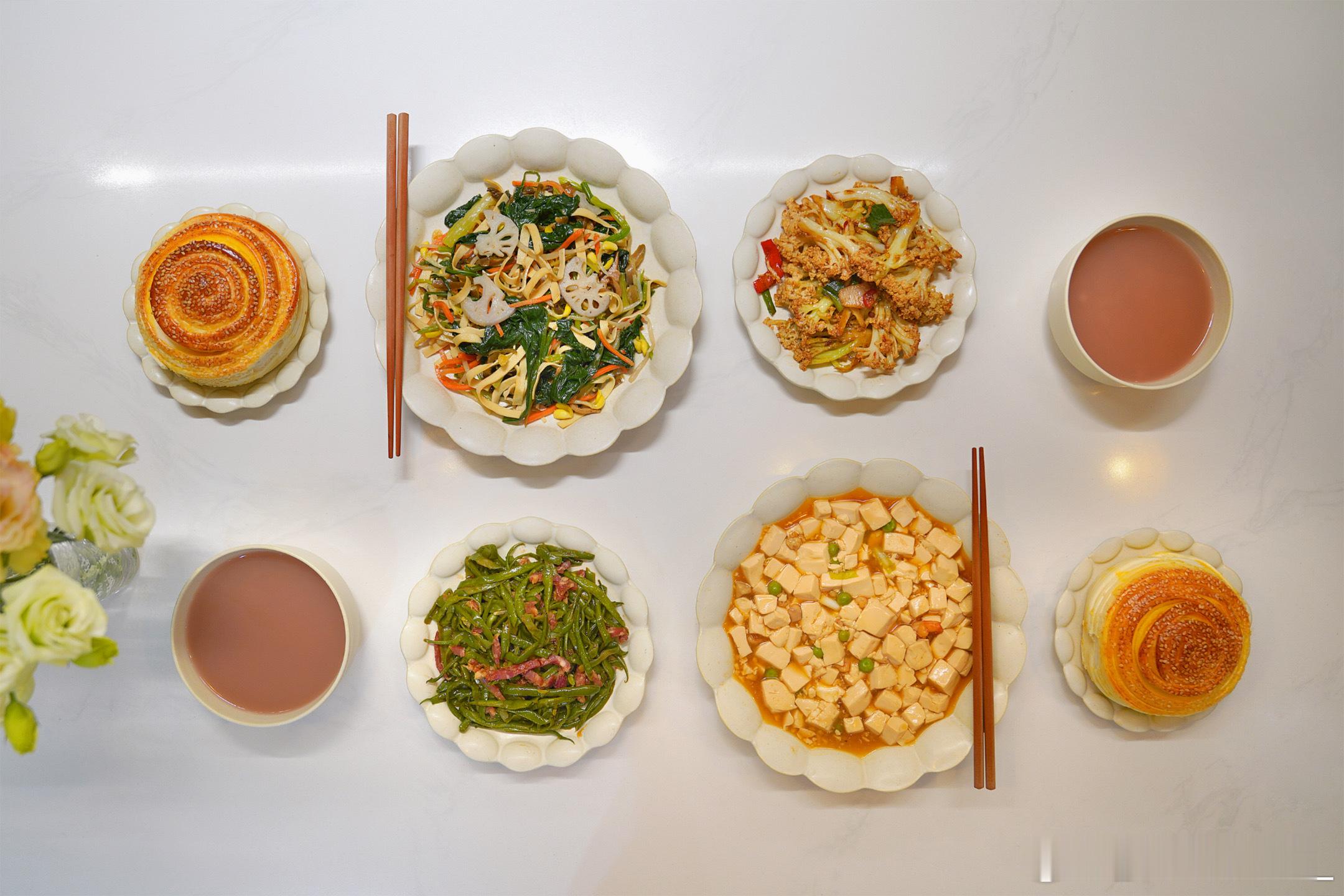 周末晚饭扁豆丝炒肉、海鲜豆腐、干锅花菜、凉拌素什锦、金丝奶香卷、杂粮粥~