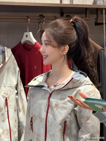 刘诗诗高马尾青春女大刘诗诗高马尾造型亮相深圳线下活动，青春女大元气满满，状态棒棒