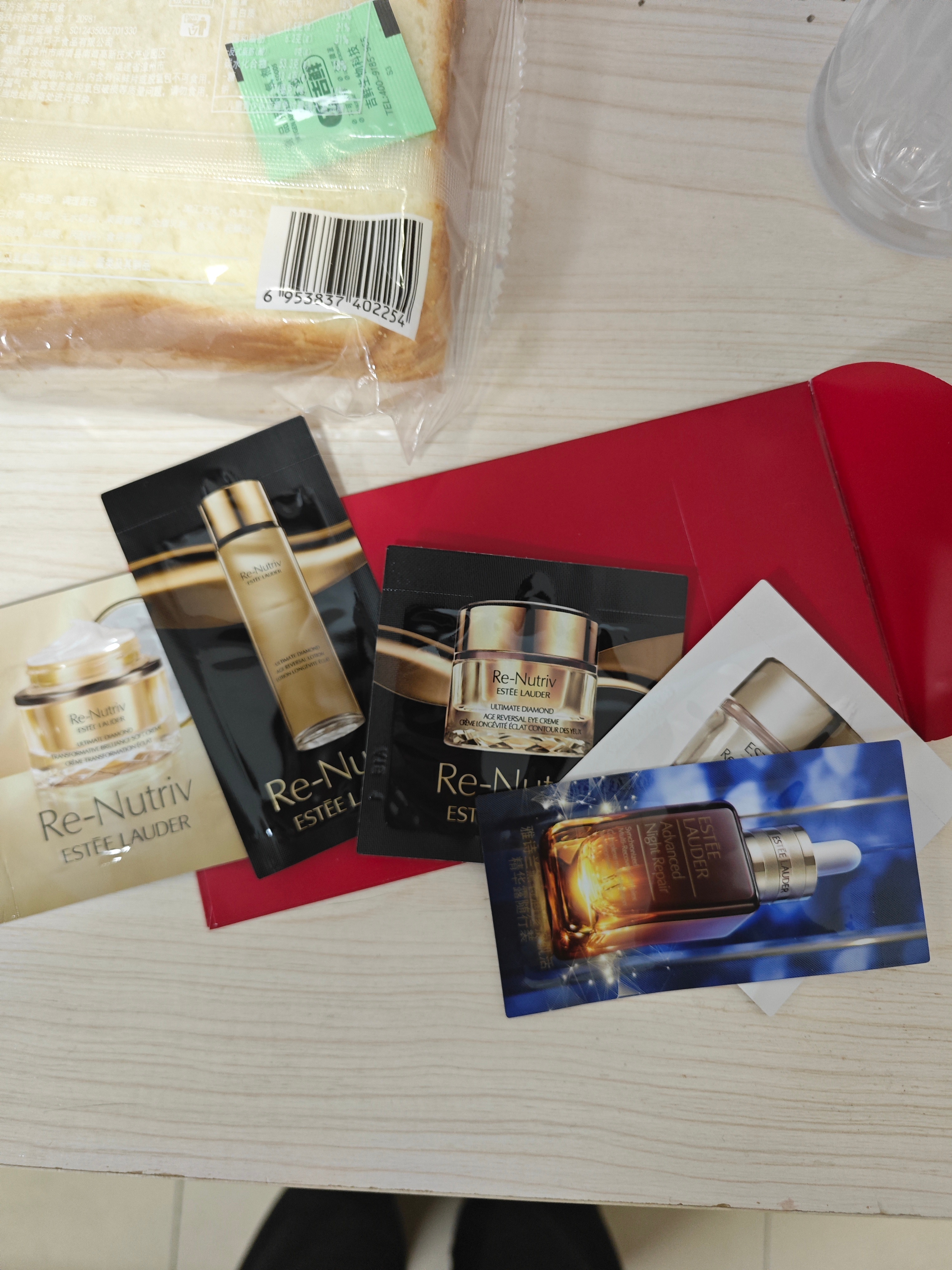 今天进了内场的每个人都能扫码注册领取小样 