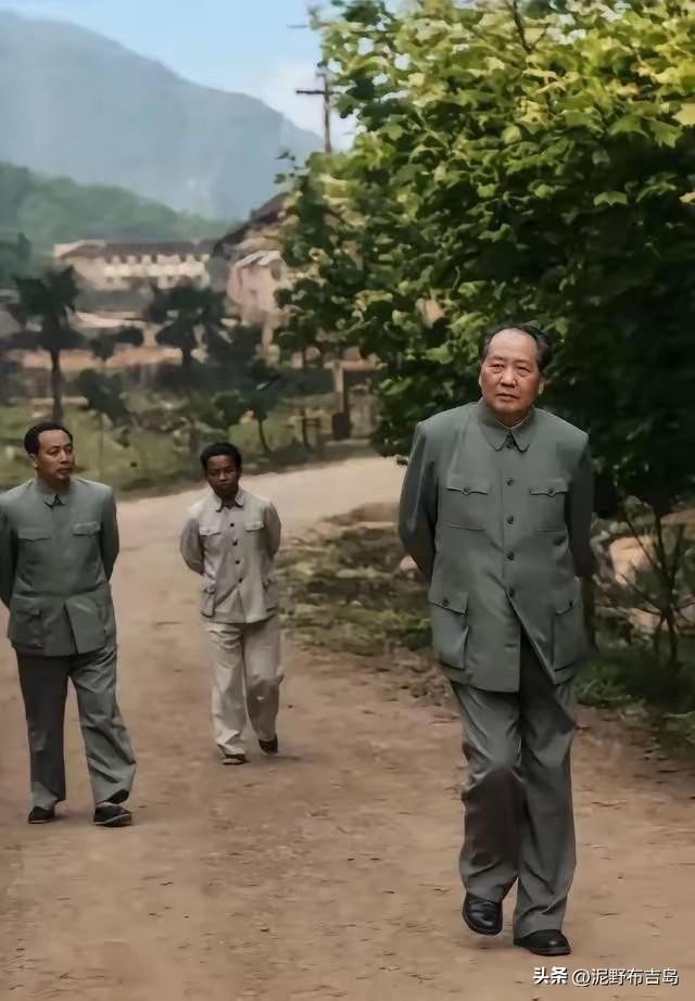 毛主席重上井冈山，龙行虎步。
怀着对百姓的深情和对国家的责任
他重新来战斗过的地