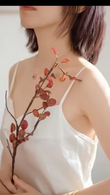  明廷原本是严格禁止内宫太监（宦官）与宫女之间婚恋行为的，违者会遭处死。明末制度