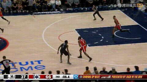 快船新秀桑德斯真是太让人惊叹了！在今天快船主场迎战篮网的比赛中，当时比赛进行到了