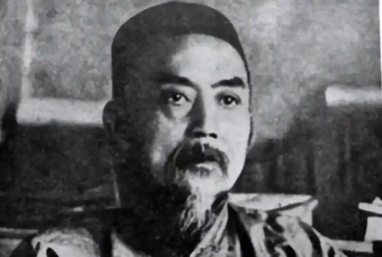 他一生爱闻臭脚，晚景凄凉无比，连丧两妻，儿子庸碌女儿双双出家。辜鸿铭的晚年，是在