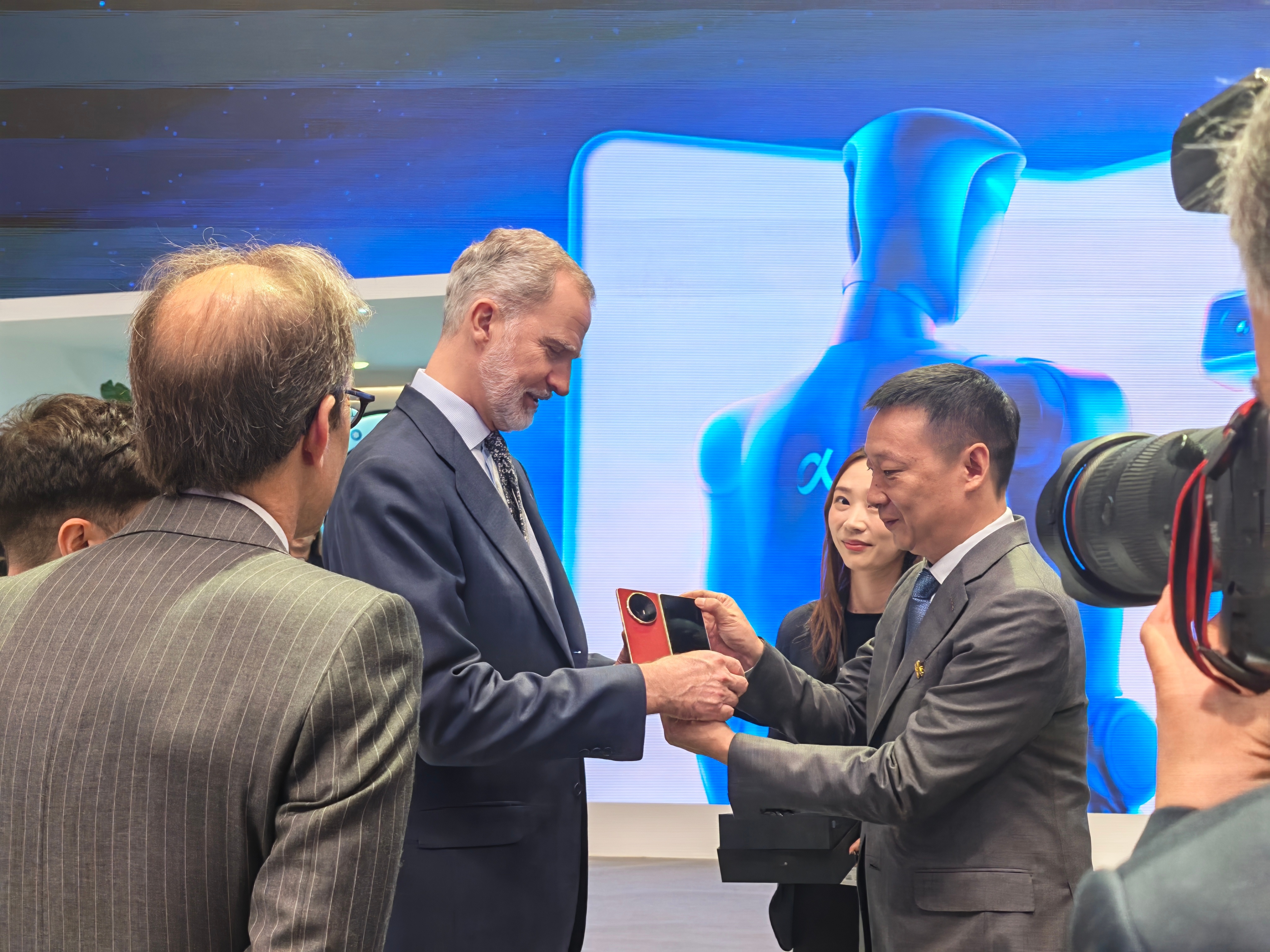 今天刷到最触动的一条新闻，是咱们的国货又在世界舞台上亮了相。西班牙国王在MWC展