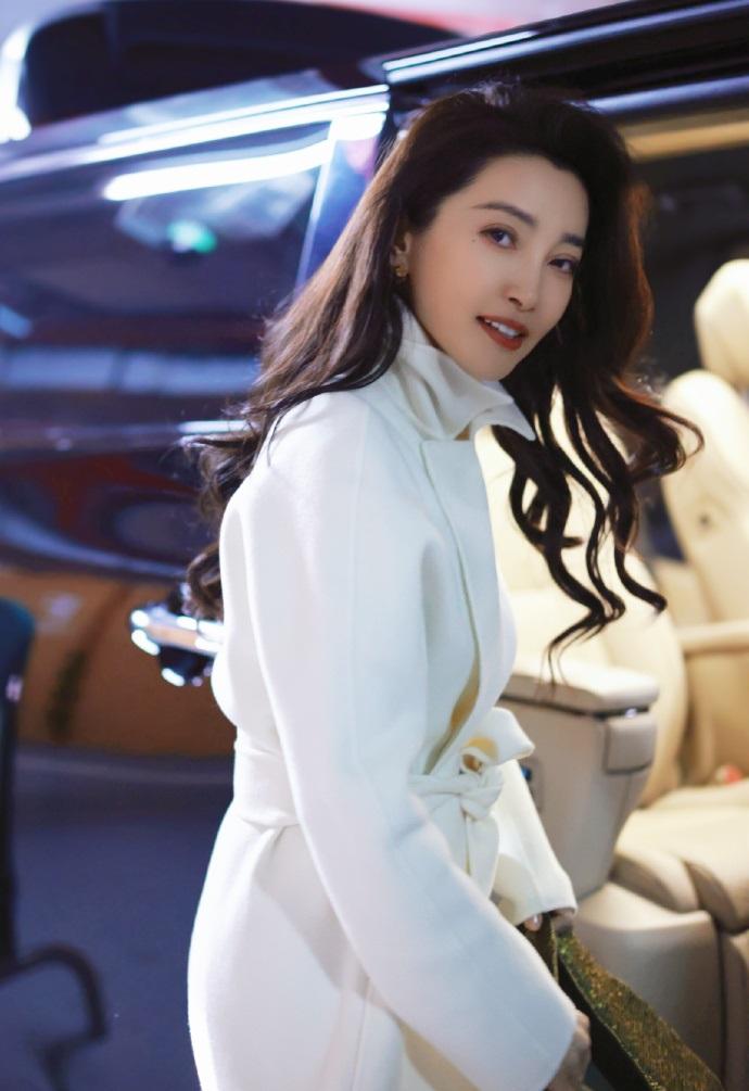 最近李冰冰在外出的时候搭配的很有清新时尚之美，看上去也格外的显年轻，确实是太迷人