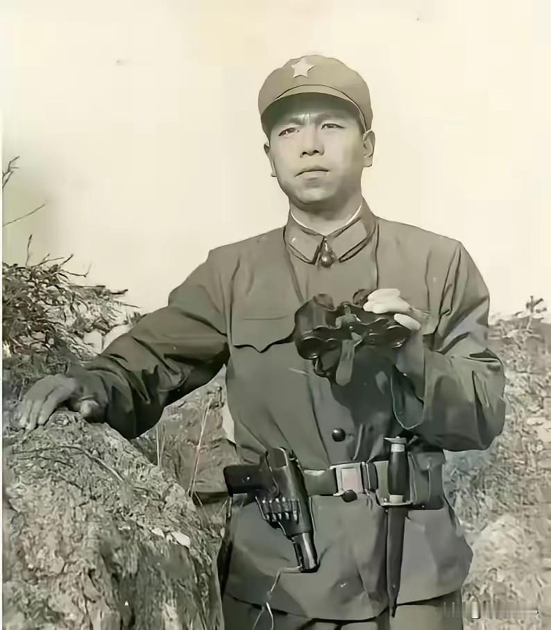 1981年最让人心碎的戍边照！29岁侦察连长，诀别妻儿以身许国
 
1981年，