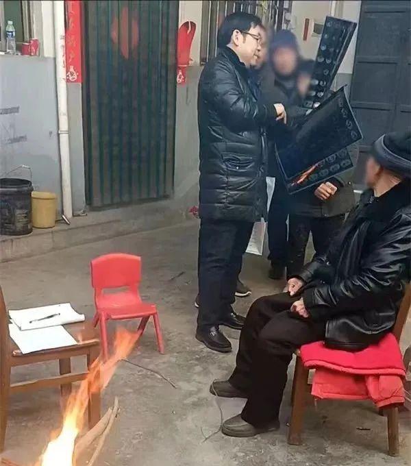 “这个医生火了！”河南洛阳的一位肿瘤专家，其专家号常常一号难求。 他归乡本欲享受