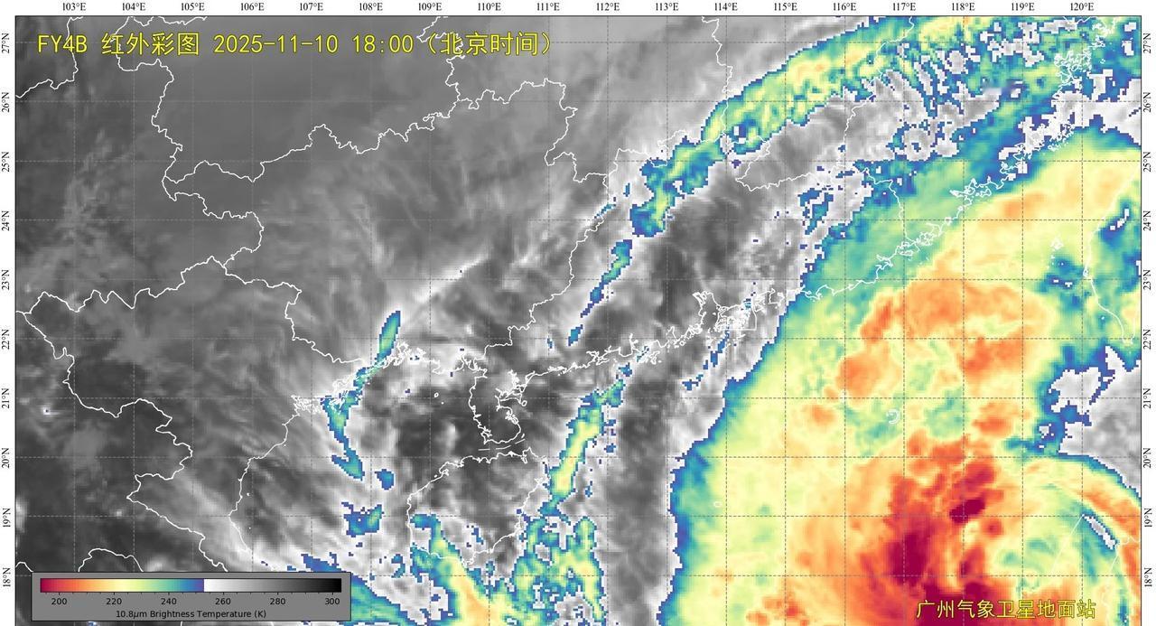 今晚广东天空的晚霞是台风凤凰带来的哦！
目前预计它往东偏北方向移动，对广东的影响