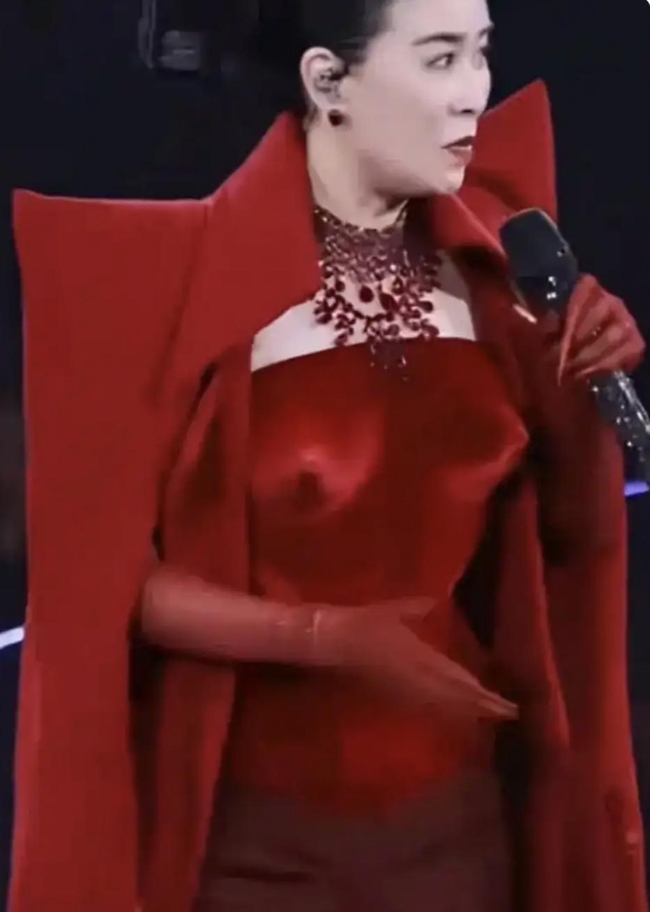 我的天呐，我完全被那英在北京演唱会的造型征服。（图片来自网络）