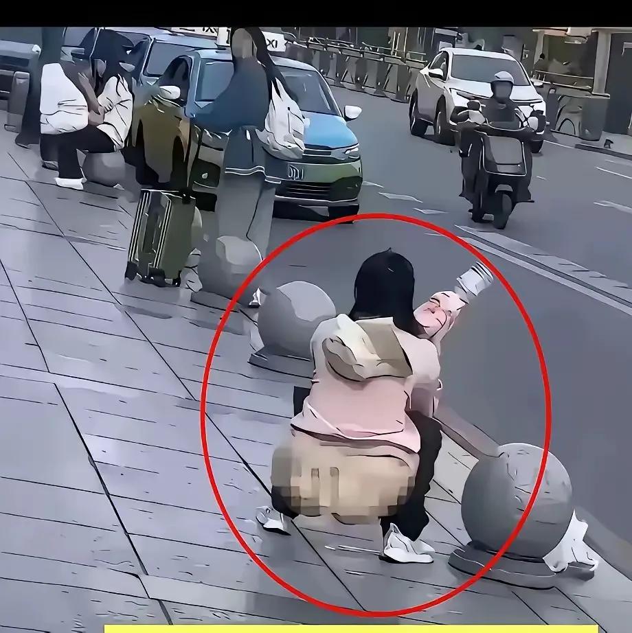 一年轻女子当街尿尿，有人对这个女子的行为进行辱骂和指责，认为即使内急，也不应当众