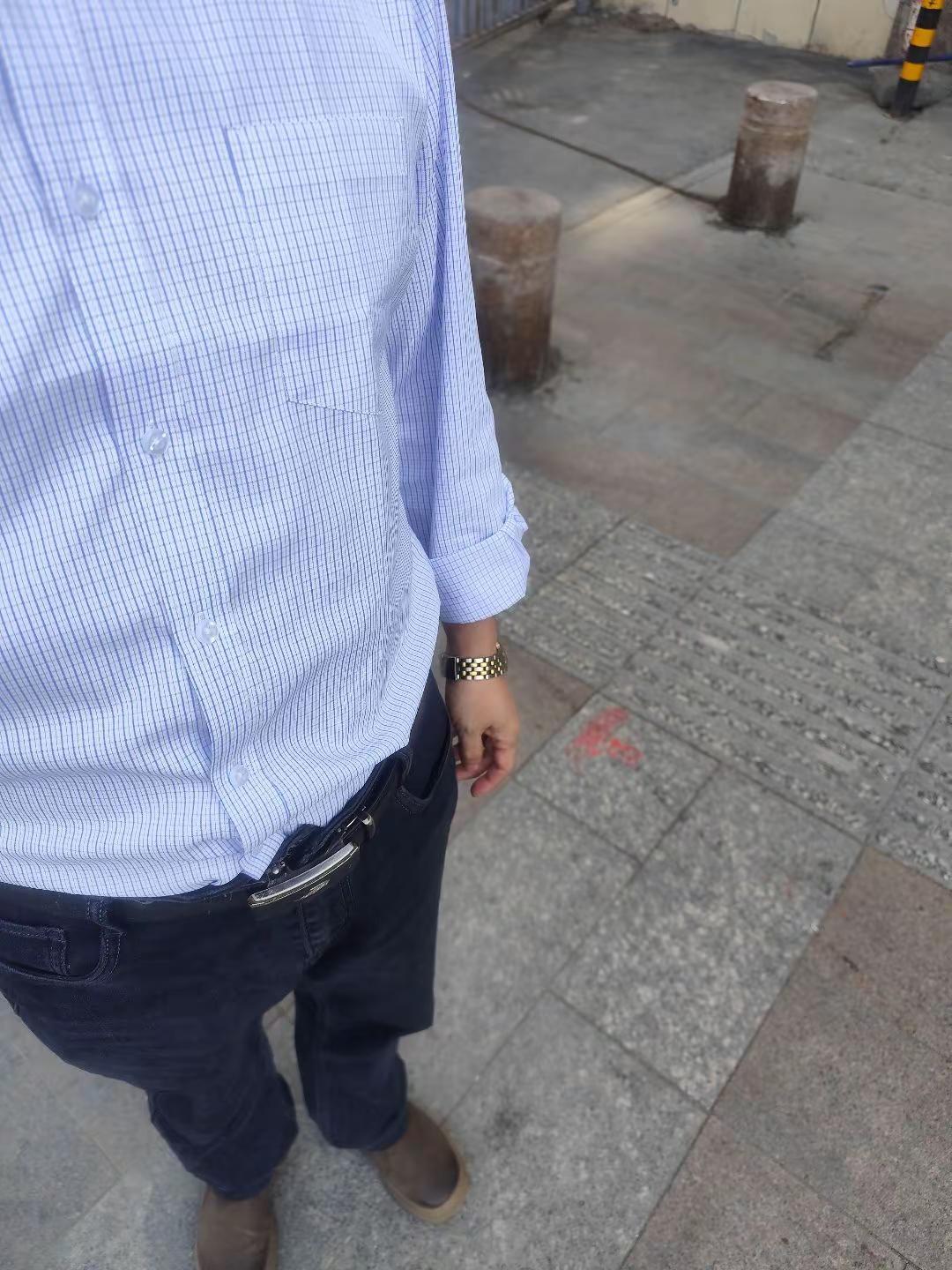 春装。感觉穿着长袖都有点热了，乌鲁木齐没有春天，一下进入了夏天街头白衫男子 。