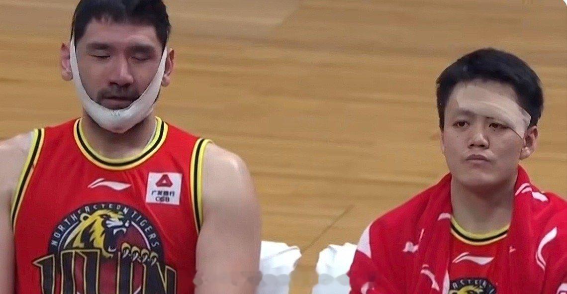 这张图越看越有意思，8年前辽宁男篮从吉林男篮租借来钟诚之后拿到了队史第一座总冠军