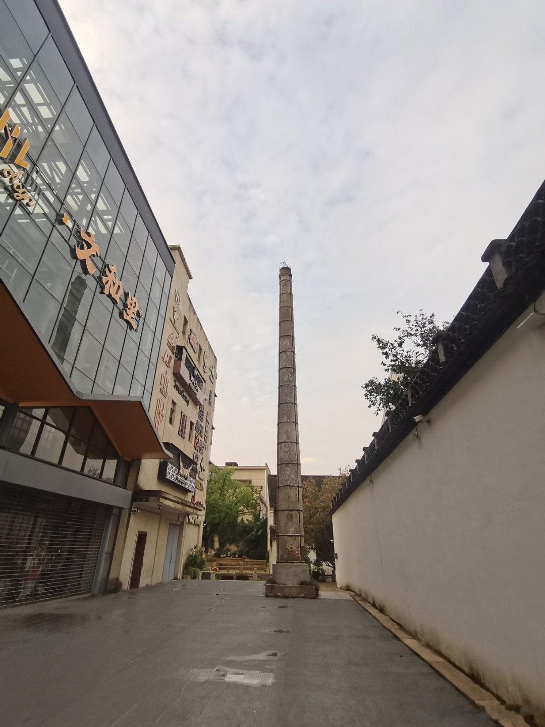 平湖南河头●随想东方渐白染清波，晓雾轻笼旧巷阿。石板经年留古韵，粉墙斑驳记蹉跎。